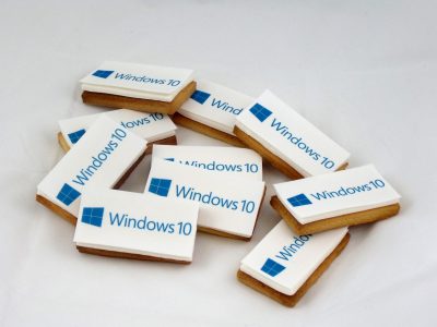 Galletas rectangulares decoradas con papel de azúcar representado un logotipo para la empresa Windows