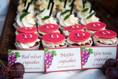 Cupcakes con sabor red Velvet decorado con papel de azucar, cupcake de mojoto decorado con una pequeña hoja de fondant y cupcakes de gin toníc decorado con pajita