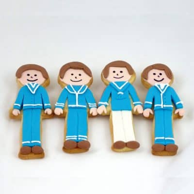 Galleta de comunión con forma de niño, decoradas con traje de primera comunión en color azul.