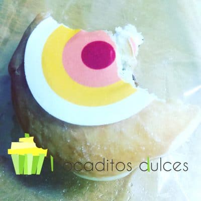 Donuts clasico de azúcar decorado de forma personalizada con papel de azúcar.