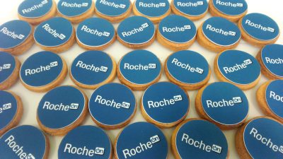 Galletas de mantequilla decoradas con papel de azúcar para regalo de empresa.