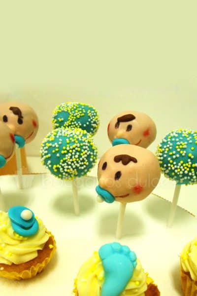 Piruletas de bizcocho decoradas con la carita de un bebe.