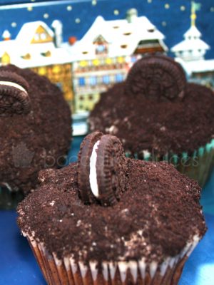 Cupcake con base de bizcocho de vaililla, decorado con buttercream de oreo y una minigalleta oreo.