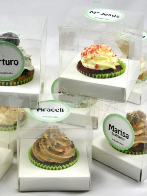 Cupcake con bizcocho de chocolate, decorado con butercream de distintos sabores y presentado en cajita indivisual con un diseño personalizado en forma de pegatina .