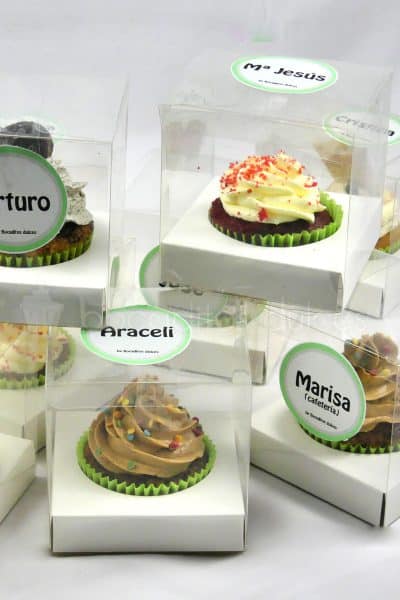 Cupcake con bizcocho de chocolate, decorado con butercream de distintos sabores y presentado en cajita indivisual con un diseño personalizado en forma de pegatina .
