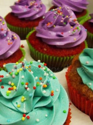 Cupcakes con diferentes sabores de bizcocho decorados con buttercream de dististos colores.