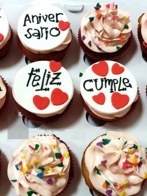 Cupcakes decorado con butercream y un circulo de fondant a su vez decorado con un mensaje escrito