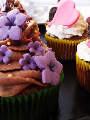 Cupcakes de bizcochos de diferentes sabores decorados con Buttercream de distintos sabores y decorados a su vez con flores de fondant y corazones.