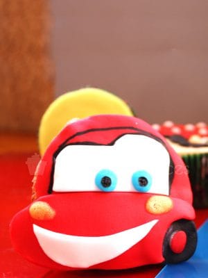 Cupcakes, con buttercream de vainilla decorado con fondant dandole forma de coche Rayo McQueen.
