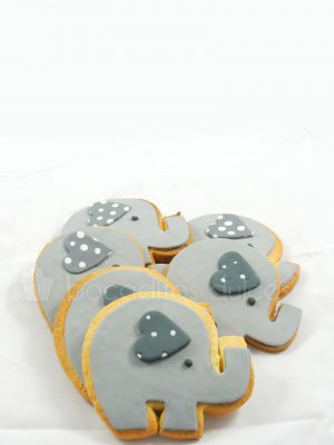 Galletas de mantequilla con forma de elefante decoradas con fondant gris.