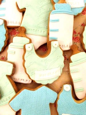 Galletas de mantequilla con dististas formas sobre bebe decoradas con fondant de colores.