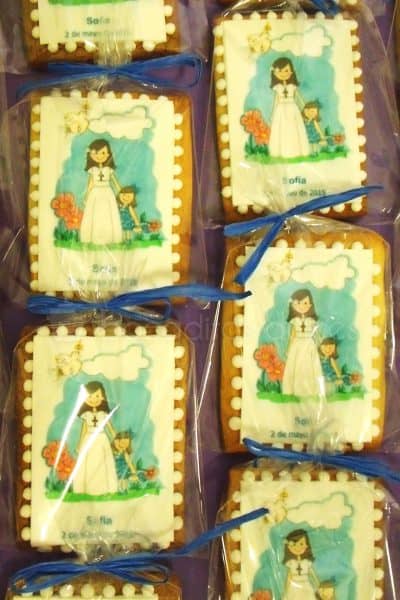 Galleta de mantequilla con forma rectangular decoradas con un dibujo de una niña vestida de comunión impreso en papel de azúcar.