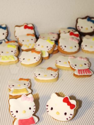 Galletas de mantequilla decoradas con la forma de la gatita Hello Kitty decoradas con fondant.