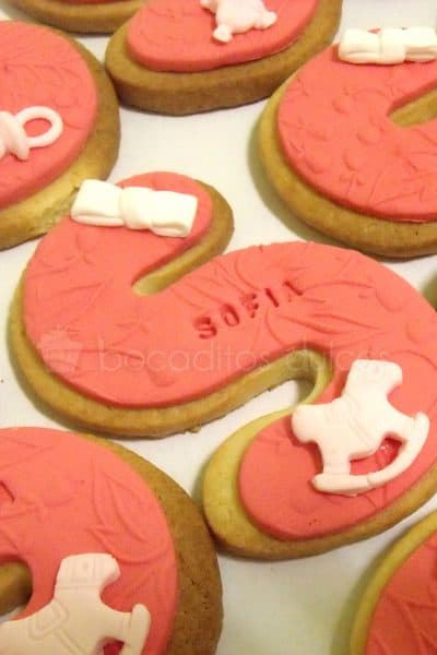 Galleta de mantequilla con forma de letra