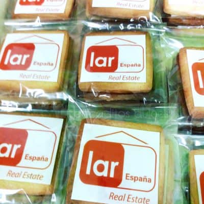 Galletas de mantequilla decoradas de forma personalizada con papel de azúcar
