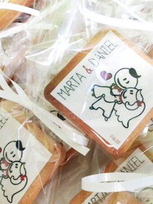 Galleta de mantequilla cuadrada decorada dibujo de novios en papel de azúcar.