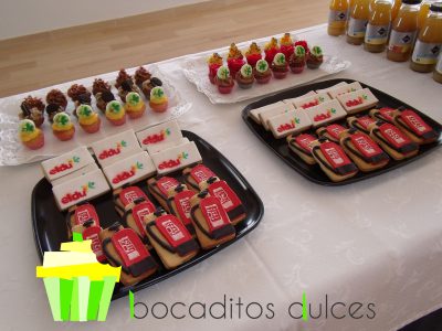 Mesa dulce compuesta por minicupckes de chocolate, fresa , limon y oreo con logotipo personalizado en papel de azúcar. Galletas de mantequilla decorados de forma personalizada en fondant y otra con logotipo en papel de azúcar.
