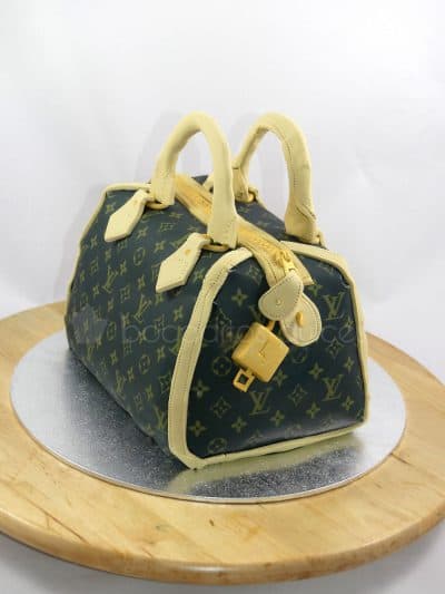 Bizcocho circular tallado dandole forma de bolso, este en concreto imita uno de Louise Vuitton.