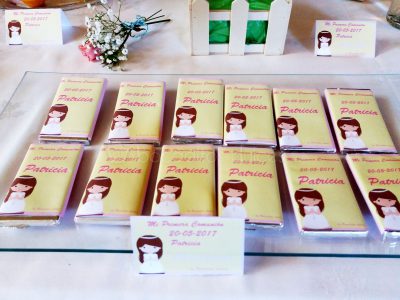 Mini chocolatinas individuales envueltas con papel personalizado.