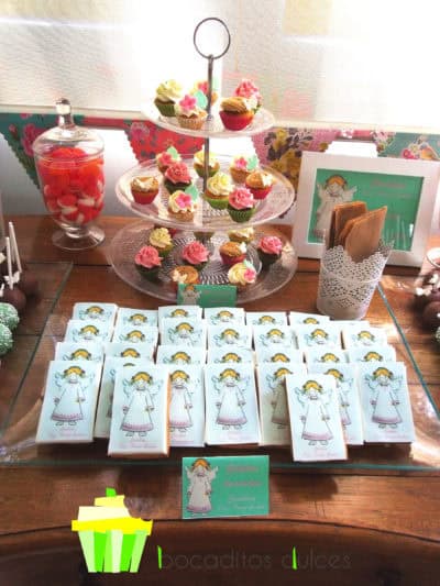 Distintos tipos de gominolas, minicupcakes, de vainilla y chocolate, cubiertos de buttercra, de vainilla, fresa y dulce de leche, chocolatinas con etiquetas personalizadas
