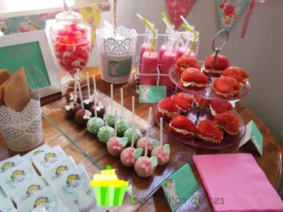 Distintos tipos de gominolas, botellitas con batido de fresa,pastelitos rellenos de buttercream de vainilla y decorados con virutas de caramelo, Cake pops bañados en candy mels de color rosa, verde y chocolate con decoracion de bolitas de caramelo, mariposa de fondant y flores de fondant, tambien chocolatinas con etiqueta personalizada