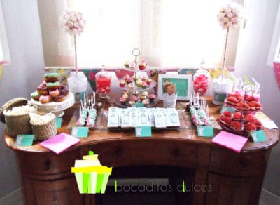 Distintos tipos de gominolas, arbolitos de nubes de gominolas, botellas de batido de frersa, pastelitos rellenos de buttercream de vainilla, cake pops bañados en candy mel de distitos colores, minicupcakes con bizcocho de chocolatae y vainilla, cubiertos de buttercream de vainilla, fresa y dulce de leche, chocolatinas con etiqueta personalizada, donuts con diferntes colores de glaseado y palomitas