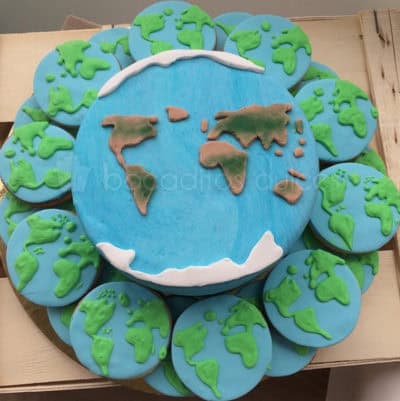 Tarta forrada de fondant con decoracion de fondant recreando el mapa mundi. Galletas de mantequilla, decoradas con fondant y glaseado real recreando el mapa mundi.