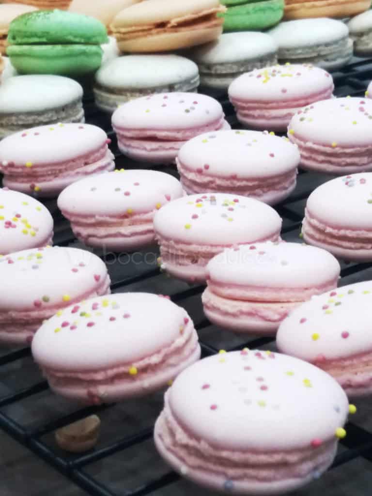 Macaron de fresa decorado virutitas de caramelo de distintos colores, macaran de chocolate, de menta y vainilla