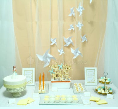 Mesa dulce compuesta por mini cupcakes, variedad de gominolas, galletas de mantequilla personalizadas, cake pops y tarta de fondant y buttercream con muñeca de fondont persanalizada