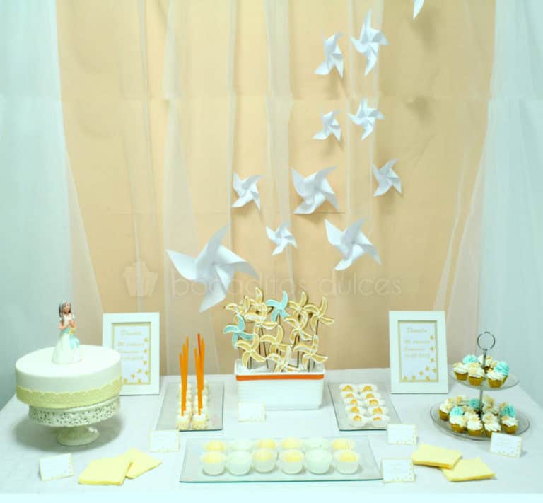Mesa dulce compuesta por mini cupcakes, variedad de gominolas, galletas de mantequilla personalizadas, cake pops y tarta de fondant y buttercream con muñeca de fondont persanalizada