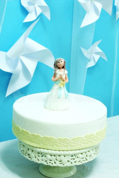Mesa dulce compuesta por mini cupcakes, variedad de gominolas, galletas de mantequilla personalizadas, cake pops y tarta de fondant y buttercream con muñeca de fondont persanalizada