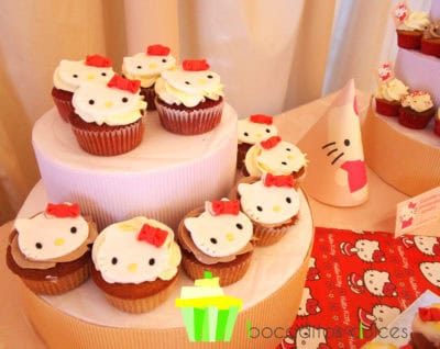 Mesa compuesta por cake pops, cup cake y mini cupcakes, distintos tipos de gominola, cake pops, donuts, chocolatinas y palomitas