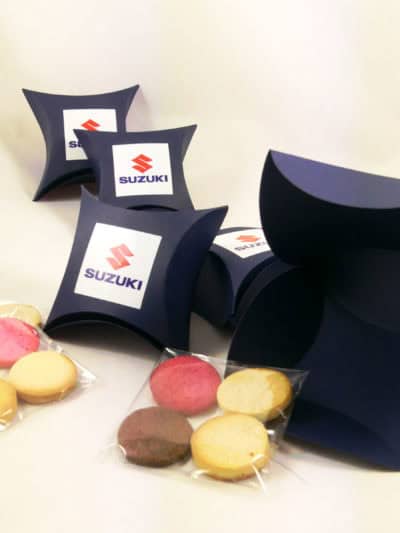 Cajita de carton azules, rellenas en su interior con cuatro galletas de mantequilla de variados sabores fresa , limón y chocolate