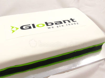 Tarata forrada con fondant blanco y decorada con papel de azucar
