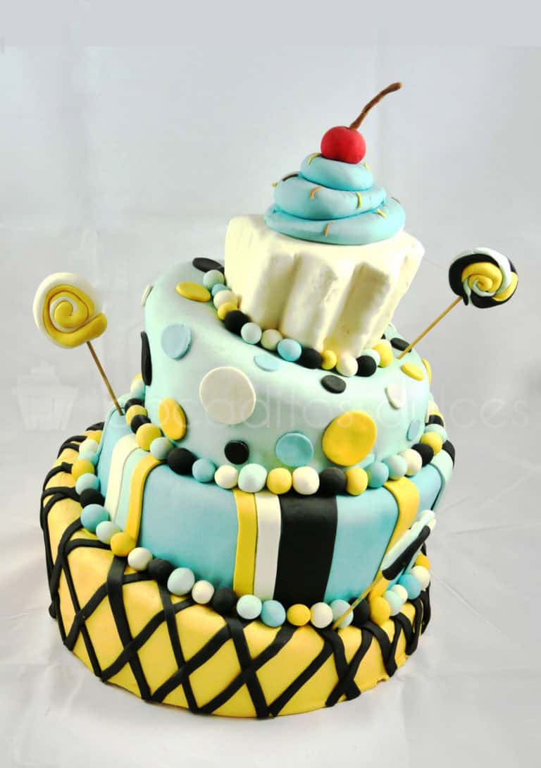 Tarta de varios pisos todos ellos imperfectos con cualquier tipo de decoracion en fondant