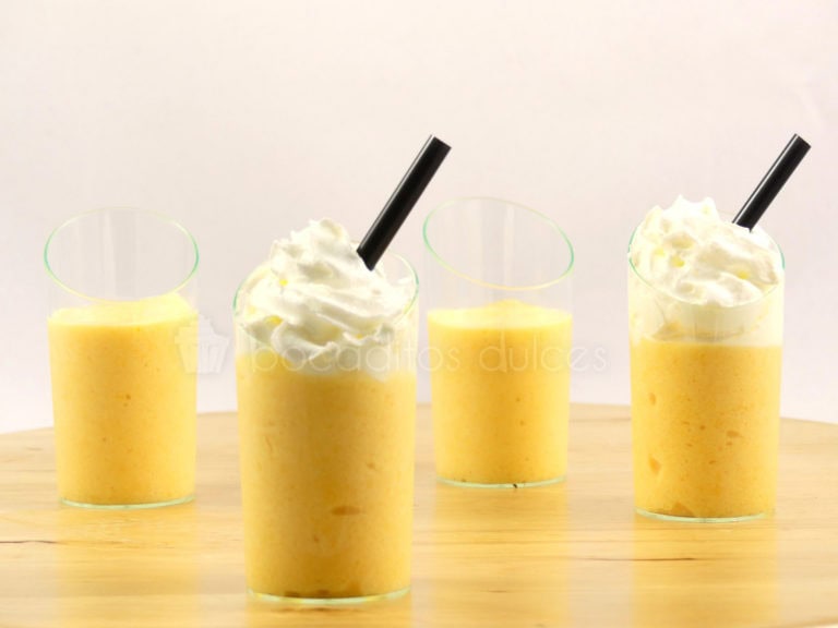 Vasitos de plastico rellenos de mousse de melocotón y nata montada