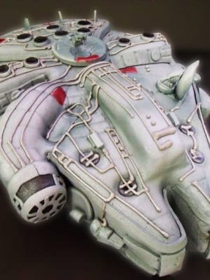 Tatra tallada con la forma de la nave llamada Halcon milenario forrada en fondant y todos sus detalles en fondant.