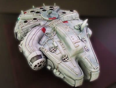 Tatra tallada con la forma de la nave llamada Halcon milenario forrada en fondant y todos sus detalles en fondant.