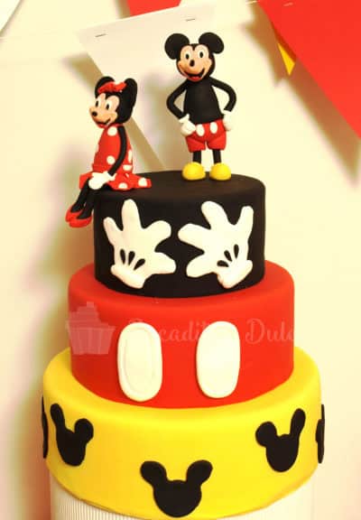 tarta de 3 pisos de fondant con temática y figuras de Mickey y Minnie Mousse