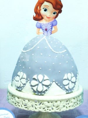tarta princesa sofia con la tarta en la falda y el cuerpo y cabeza de papel de azúcar