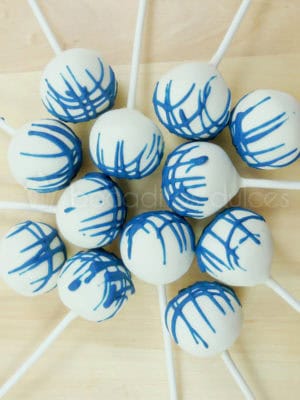 cake pop moderno con cobertura blanca y rayas de chocolate azul