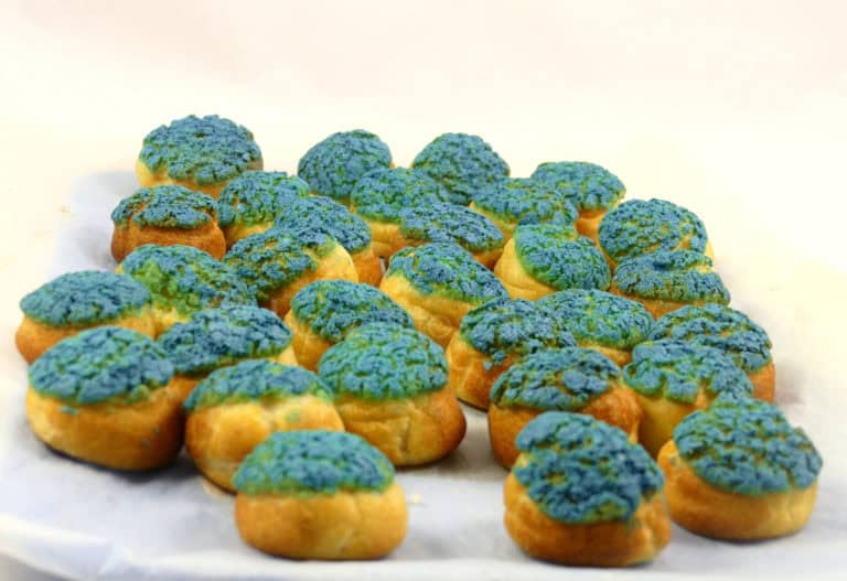 pequeños pastelitos con cobertura de colores y relleno de cremas