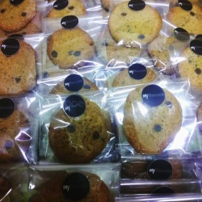 cookies envueltas individualmente con pegatina corporativa