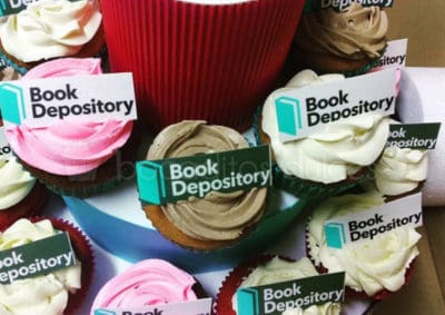 cupcakes al gusto con logo de empresa en papel de azúcar