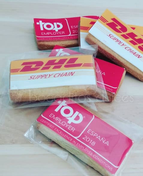 galletas decoradas con papel de azúcar para evento de DHL