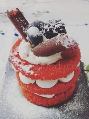 tarta individual red velvet para desayuno de empresa