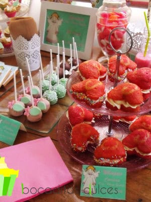 whoopies con forma de corazón y bizcocho de red velvet