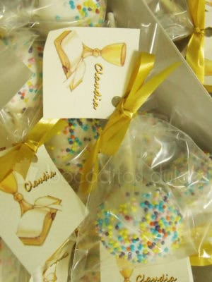 cake pop decorado con bolitas de azúcar embolsado y con etiqueta