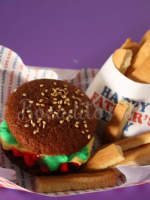 bandeja de cupcake hamburguesa y galletas como patatas fritas
