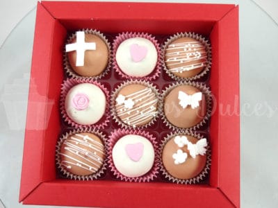 cajita con cake balls en blancos y rosas